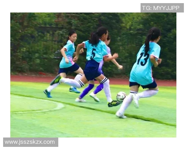 女生在绿茵场上自信踢球展现青春活力与无限可能